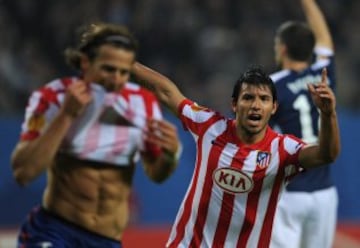 Agüero celebra el gol de Forlan en la final de la Europa League de 2010 contra el Fulham FC en Hamburgo.