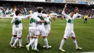 LANZADOS. Los jugadores del Elche felicitan a Etxeita mientras Fidel levanta los brazos animando a la grada.