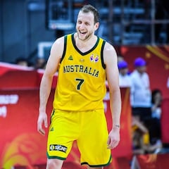 Ingles roza la historia en la victoria de Australia