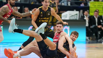 LA LAGUNA (TENERIFE), 11/04/2026.- El ala-pívot de La Laguna Tenerife, Aaron Doornekamp (d), pugna por un balón con Sergi Martínez, del Girona Basquet, durante el partido correspondiente a Liga Endesa que se celebra este sábado en el Pabellón Santiago Martín de La Laguna (Tenerife) entre el La Laguna Tenerife y el Girona Basquet. EFE/Ramón de la Rocha