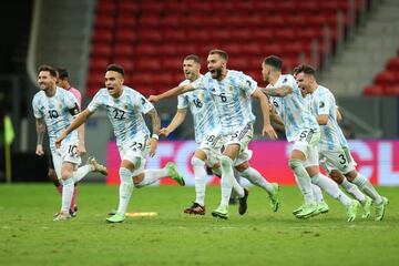 El encuentro terminó 1-1 tras los noventa minutos. Lautaro Martínez y Luis Díaz anotaron y la clasificación se definió desde los once pasos. Los de Scaloni se impusieron 3-2 y ahora jugarán la final ante Brasil. 