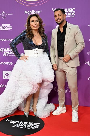 Benita posa en la alfombra roja.