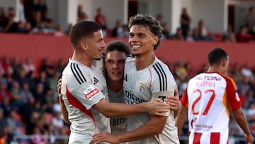 Soccer Football - Primeira Liga - AVS v Benfica - Estadio Clube Desportivo das Aves, Vila das Aves, Portugal - September 20, 2025 Benfica's Georgiy Sudakov celebrates scoring their first goal with Benfica's Richard Rios REUTERS/Rita Franca