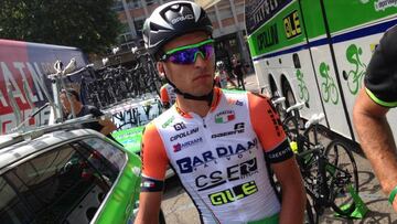 Michael Bresciani posa antes de tomar la salida en los Campeonatos de Ruta de Italia.