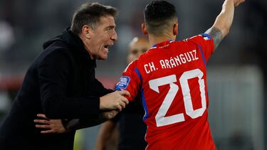 El entrenador de la seleccion chilena, Eduardo Berizzo, es fotografiado durante el partido de clasificación al Mundial 2026 contra Colombia.