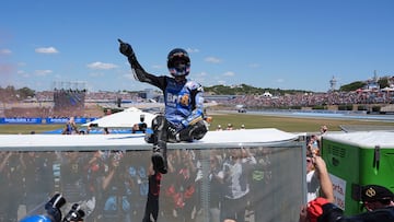 JEREZ DE LA FRONTERA (CÁDIZ), 26/04/2026.- El piloto español de MotoGP Álex Márquez, BK8 Gresini Racing MotoGP, celebra su victoria tras la carrera de motoGP del Gran Premio de España de Motociclismo de 2026 celebrado en el circuito de Jerez-Angel Nieto en Jerez de la Frontera. EFE/Roman Rios