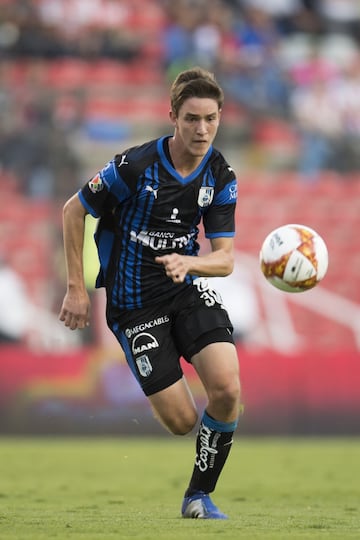 Debutó en la Liga MX con el Querétaro en el Apertura 2018 apenas a los 17 años de edad. En su primer temporada disputó 17 partidos y anotó dos goles, lo que de inmediato hizo soñar a la afición que lo consideró como la 'joya queretana'. En el Clausura 2019 disputó 10 partidos para un total de 605 minutos.