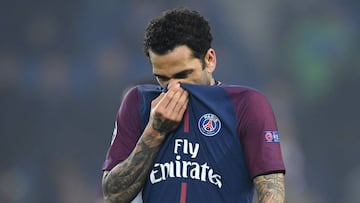 Alves durante el partido de octavos de final ante el Madrid en Par&iacute;s