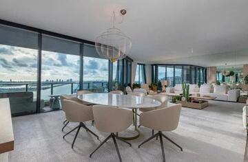 El exfutbolista y su esposa Victoria compraron recientemente esta casa en el rascacielos One Thousand Museum en Miami dise?ado por Zaha Hadid. El ¨¢tico de dos plantas y cinco habitaciones tiene m¨¢s de mil metros cuadrados. El edificio cuenta con piscinas al aire libre y otra cubierta en la planta 60, gimnasio, spa, peluquer¨ªa, sal¨®n de belleza y zonas comunes donde realizar presentaciones y eventos privados.