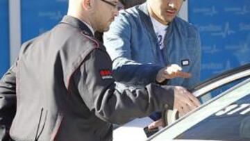 <b>10:30 HORAS. </b>Benzema abandona la clínica La Moraleja tras someterse a las pruebas médicas ayer.