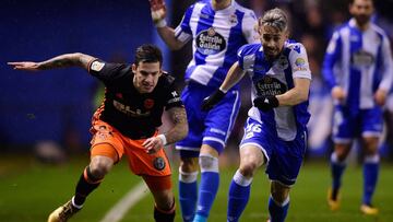 Luisinho, pugnando por un balón en el partido de Riazor frente al Valencia (1-2).
