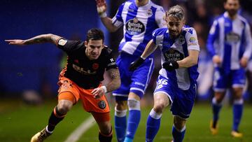 Luisinho, pugnando por un bal&oacute;n en el partido de Riazor frente al Valencia (1-2).