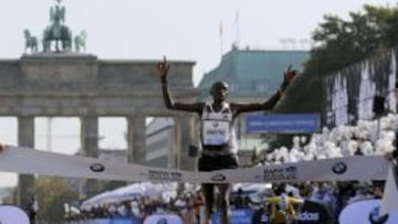 Dennis Kimetto cruza la l&iacute;nea de la marat&oacute;n de Berl&iacute;n estableciendo un nuevo r&eacute;cord mundial con un tiempo de 2:02:57.