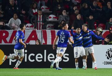 Maxi Gutiérrez festeja su gol ante Estudiantes de La Plata por Copa Libertadores.