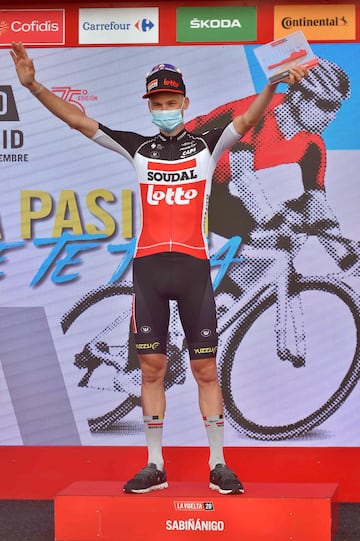 El corredor belga del Team Lotto, Tim Wellens, celebra en el podio su victoria en la quinta etapa del 2020