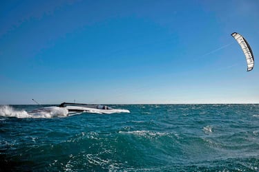 Este futurista híbrido barco-avión, el suizo SP80, pretende alcanzar los 80 nudos (148 km/h) utilizando únicamente la fuerza del viento, gracias a su perfil, cascos, florete y una cometa en lugar de mástil. En la imagen, los pilotos Mayeul van den Broek y Benoit Gaudiot navegan en el barco futurista frente a la costa del sur de Francia.