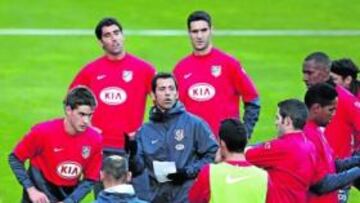 <b>ORDEN. </b>Quique ensayó ayer con titulares y suplentes (peto verde) para recibir hoy al Marbella.