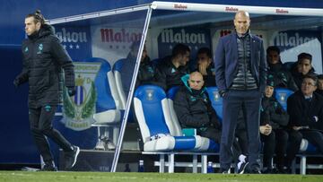 Bale se marcha al vestuario bajo la atenta mirada del cuerpo técnico.