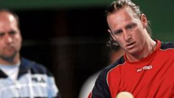 <b>ARMA LETAL. </b>David Nalbandián practica su demoledora derecha ante la atenta mirada de Alberto Mancini, capitán argentino.