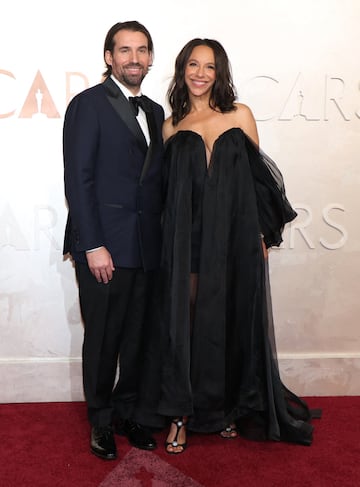 Alex Heineman y Elishia Holmes posan en la alfombra roja del Dolby Theatre.