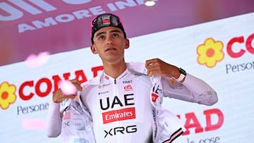 VICENZA (Italy), 23/05/2025.- Mexican rider Isaac Del Toro of team UAE Team Emirates - XRG celebrates on the podium in the best young rider's white jersey after the 13th stage of the Giro d'Italia cycling tour, over 180km from Rovigo to Vicenza, Italy, 23 May 2025. (Ciclismo, Italia) EFE/EPA/LUCA ZENNARO