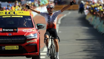 Belleville-en-beaujolais (France), 13/07/2023.- Spanish rider Ion Izagirre of team Cofidis wins the 12th stage of the Tour de France 2023, a 168.8km race from Roanne to Belleville-en-Beaujolais, France, 13 July 2023. (Ciclismo, Francia) EFE/EPA/MARTIN DIVISEK