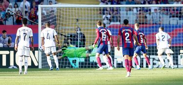 El jugador del Barcelona, Fermín, manda el balón al palo de la portería de Kepa tras una recuperación de Gavi cerca de la frontal. 
 