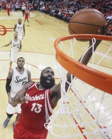 James Harden hizo lo que hacen los grandes: tras un mal primer tiempo, lideró el triunfo de sus Rockets en el segundo.