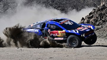 Ford Racing Spanish driver Carlos Sainz assisted by co-driver Lucas Cruz compete in the prologue, which determines the starting line-up for the first stage of the 48th edition of the Dakar Rally 2026, between Yanbu and Yanbu, Saudi Arabia, on January 3, 2026. (Photo by Giuseppe CACACE / AFP)