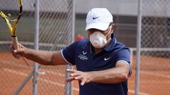 Toni Nadal entrena con mascarilla en la Rafa Nadal Academy.