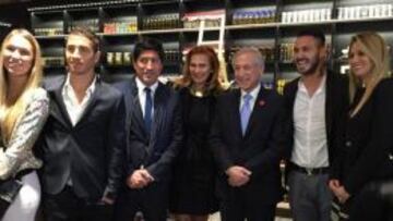 Iván Zamorano, Carlos Carmona y Mauricio Pinilla, asistieron a la inauguración del pabellón chileno. El Canciller Heraldo Muñoz lideró los actos.