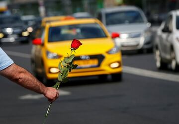 Un hombre vende rosas en las calles de Moscú.
