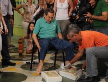 Haciendo un molde de los pies para el museo del fútbol de Montevideo.