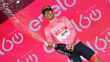 Juanpe López, con la maglia rosa en el podio de Scalea.
