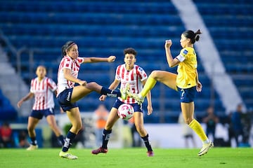  Diana Rodriguez (L) of Guadalajara fights for the ball with Kiana Palacios (R) of America  during the 10th round match between America and Guadalajara as part of the Liga BBVA MX Femenil, Torneo Apertura 2024 at Ciudad de los Deportes Stadium on September 15, 2024 in Mexico City, Mexico.