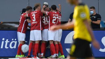 Freiburg's players celebrate after scoring the 2-0 during the German first division Bundesliga football match SC Freiburg v Borussia Dortmund in Freiburg, southwestern Germany on August 21, 2021. (Photo by Thomas KIENZLE / AFP) / DFL REGULATIONS PROH
