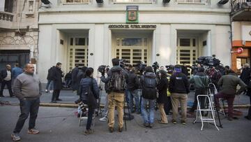 Prensa en la puerta de la AFA.