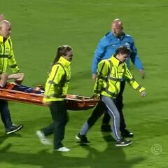 Alarma en el PSV: Hirving Lozano sufrió fuerte golpe en la rodilla