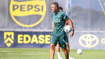 Gaizka Garitano dirigiendo un entrenamiento del primer equipo del Cádiz CF en la Ciudad Deportiva Bahía de Cádiz.