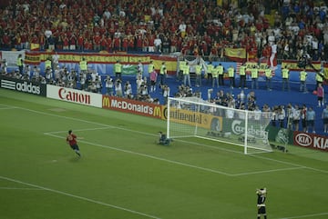 Cesc Fábregas anota el penalti que da el pase a semifinales en la Eurocopa de 2008