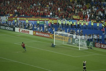 22/06/08 EUROCOPA 2008 AUSTRIA SUIZA PARTIDO DE LA SELECCION ESPAÑOLA ESPAÑA ITALIA PENALTI DE CESC FABREGAS ALEGRIA CLASIFICACION SEMIFINALES GOL
PUBLICADA 10/08/11 NA MA07 2COL