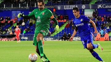 Ünal presiona a Diego López en una acción del partido.
