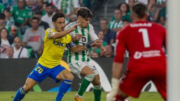 Sevilla, 24/09/2023.- El delantero marroquí del Real Betis Abde Ezzalzouli (c) disputa una posesión ante Isaac Carcelén (i) defensa del Cádiz CF durante el partido de liga disputado en el estadio Benito Villamarín de Sevilla. EFE/ José Manuel Vidal