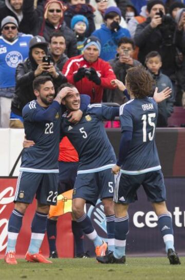 Federico Mancuello celebra con sus compañeros el segundo tanto.