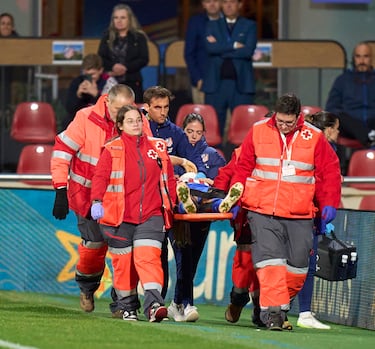 Andrea Medina salio en camilla por los servicios sanitarios y trasladada en ambulancia tras un golpe en la cabeza con la rodilla de Barbara Bonansea.