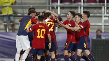 Arnau Tenas, Rodri, Arnau Martínez, Blanco y Riquelme celebran un gol con Bernabé.