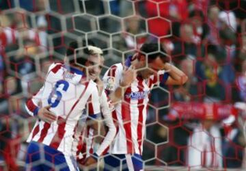 Los jugadores del Atlético de Madrid, celebran el gol marcado por su compañero, el delantero francés Antoine Griezmann, al Levante durante el partido de la decimoséptima jornada de Liga de Primera División