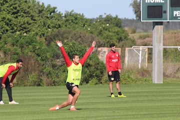 El Bayer Leverkusen entrena en el campo deportivo del Omni Resort. 