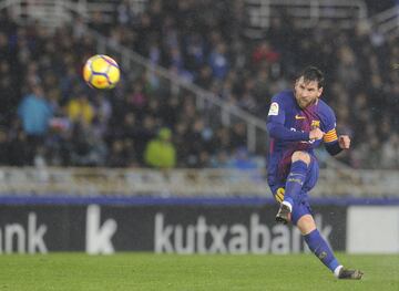 2-4. Messi marc¨® el cuarto en un lanzamiento de falta directa.
