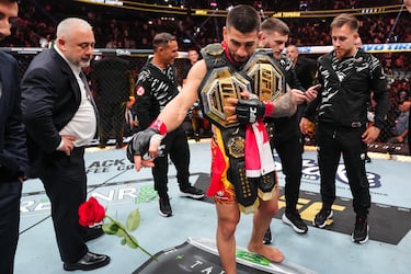 Ilia Topuria lanza rosas al octógono como es habitual en él tras ganar una pelea.